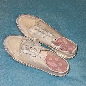 White/cream tennis shoes